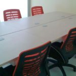 Mesa de reuniones en Orellana con sillas
