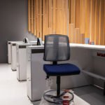 Estaciones de trabajo con sillas de oficina